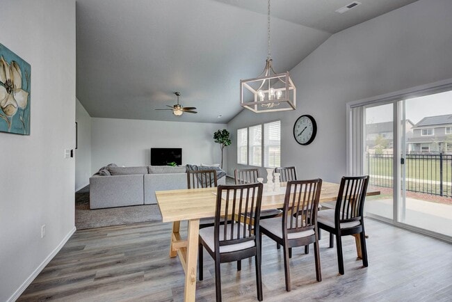 Building Photo - 4 bed 2 bath home for rent