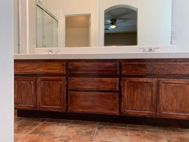 Building Photo - River Oaks Area Stockdale Highway & Buena Vista 93311 4+2 $2600