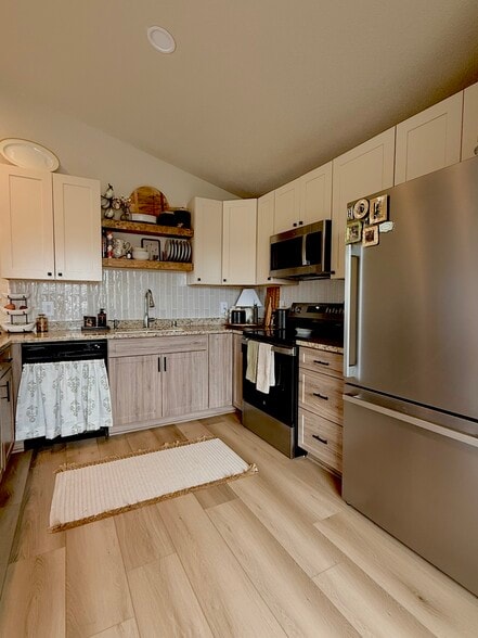 Building Photo - 827 Cheyenne Ave