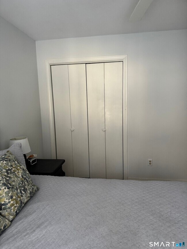 Building Photo - 355 Ledge Dr