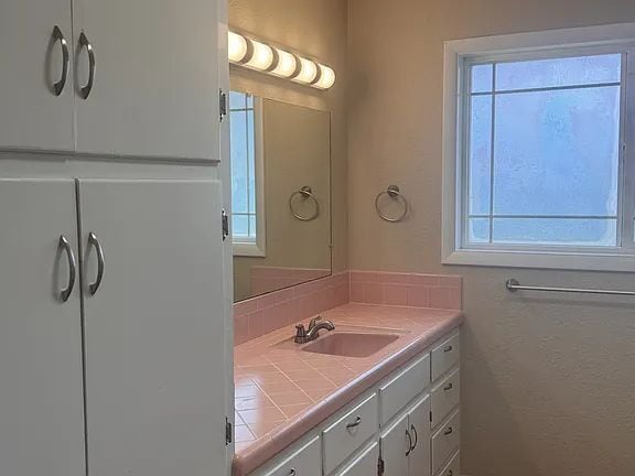 Building Photo - "Charming 3-Bedroom Retreat with Cozy Fireplace in Winston - 1,839 Sq Ft of Comfort!"