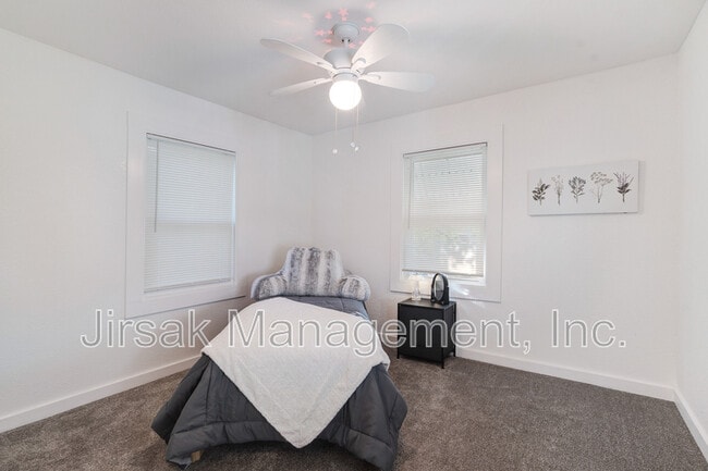 Building Photo - 660 16th St SE