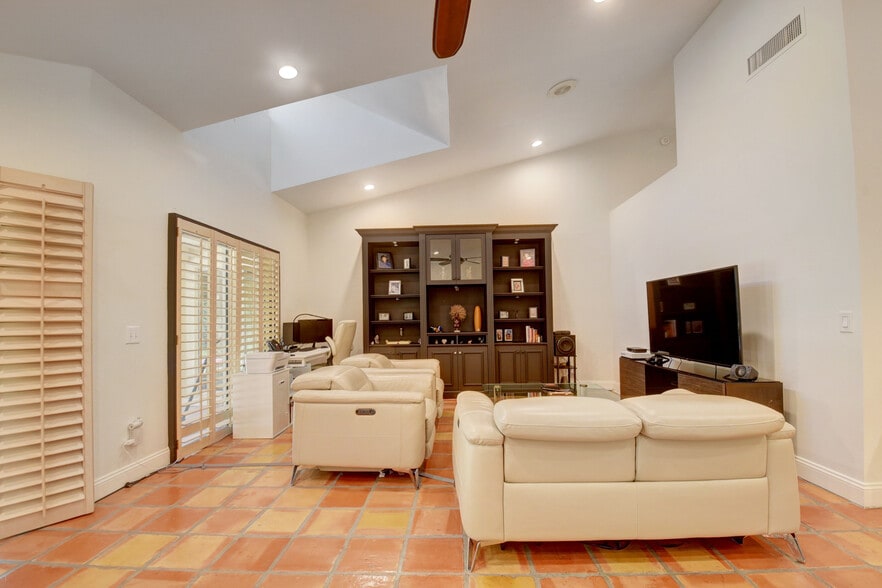 Building Photo - 4666 Fountains Dr S