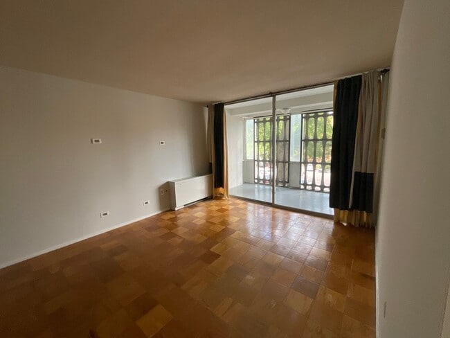 Building Photo - Spacious RiverPark 1 bedroom located near ...