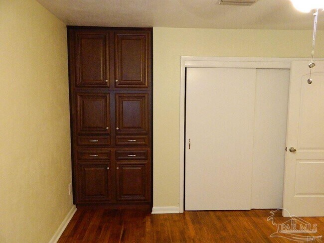 Building Photo - 212 Charleston Dr