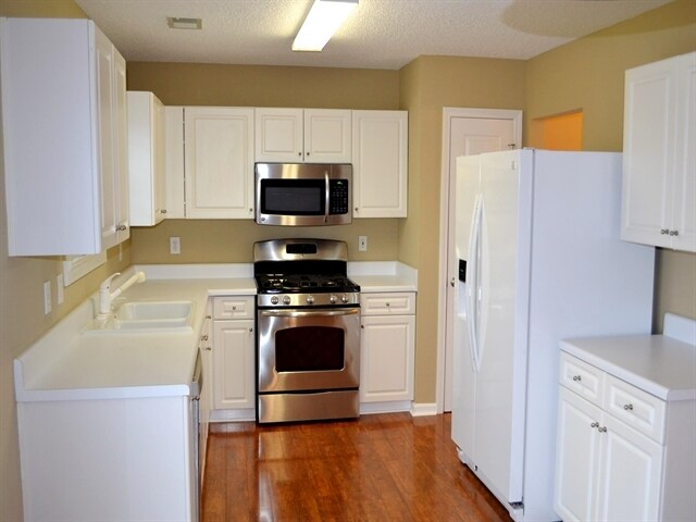 Building Photo - 200 Crossview Dr