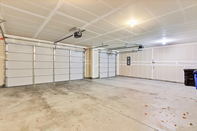 Building Photo - 2213 E Elm Grove Dr