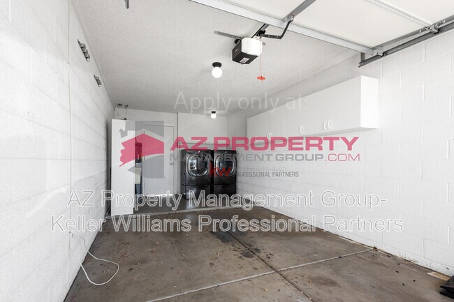 Building Photo - 938 E Villa Maria Dr