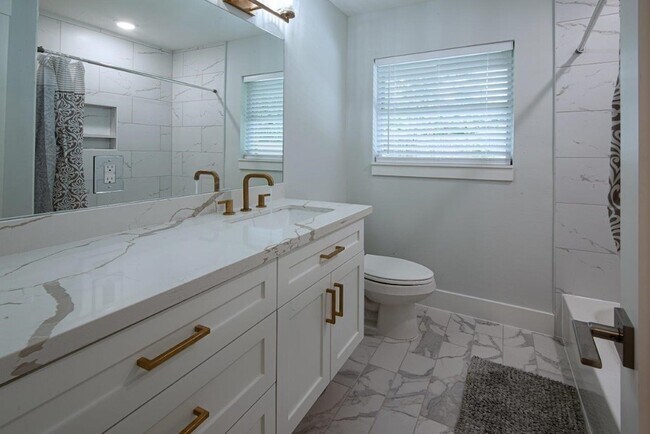 Building Photo - 1135 Stonecrest Dr