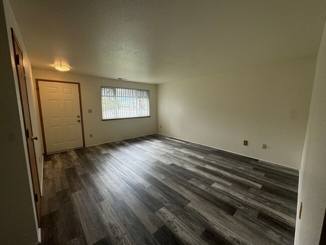 Building Photo - 3 Bedroom house in Sutherlin