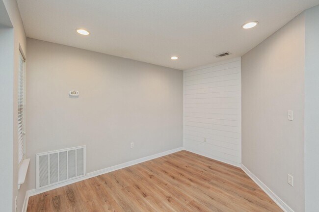 Building Photo - 546 Tikell Dr