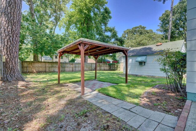 Building Photo - Charming Cape Cod Home - Fenced Yard, Deta...