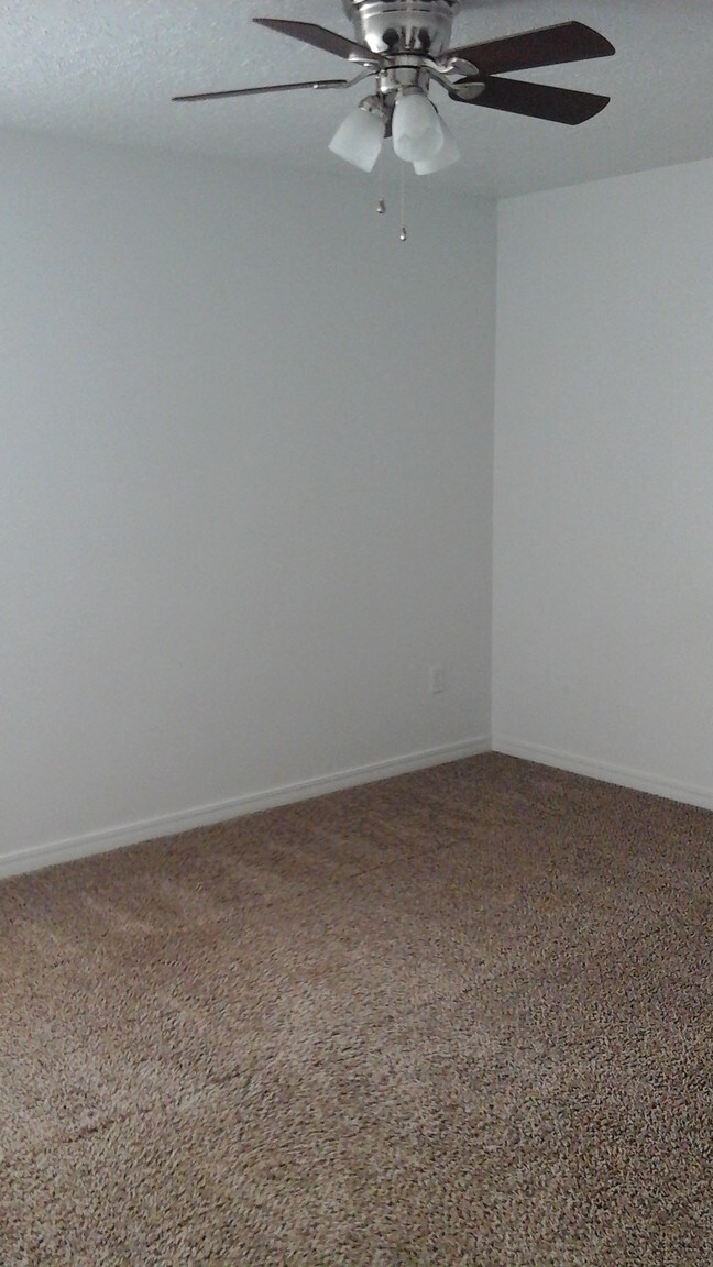 Building Photo - 1618 S Ave G Ave