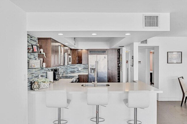 Building Photo - 525 N Ocean Blvd