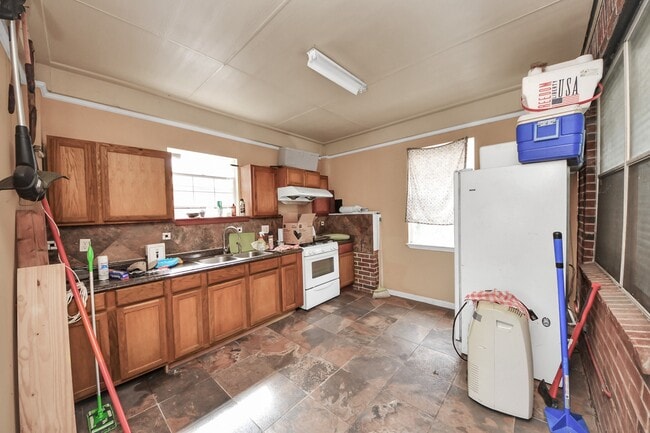 Building Photo - 1607 Parkview Ln