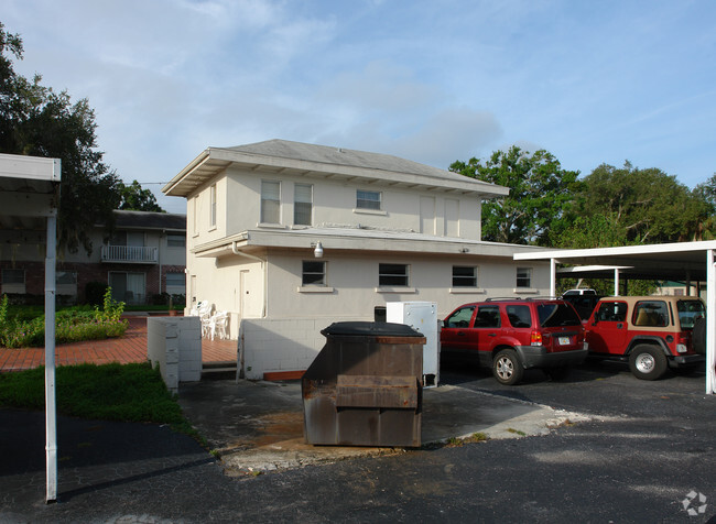 Building Photo - Town & Lake Garden Apartment