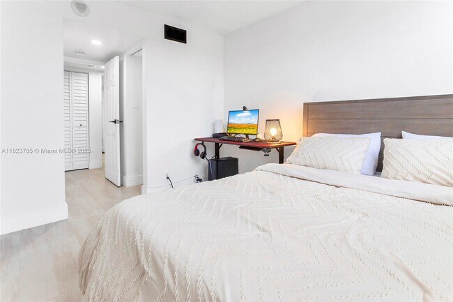 Building Photo - 2821 N Miami Beach Blvd
