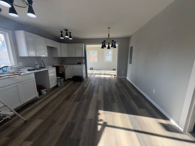 Building Photo - Fully renovated!