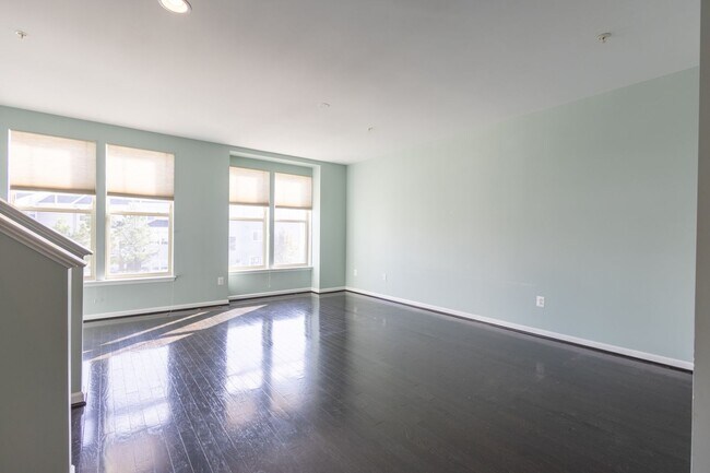 Building Photo - Lovely 3 BR/2.5 BA EOG Townhome in Glen Bu...