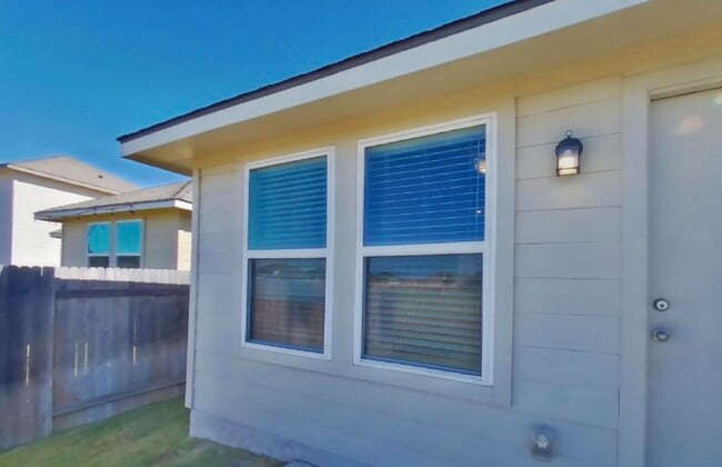 Building Photo - Saddle Creek