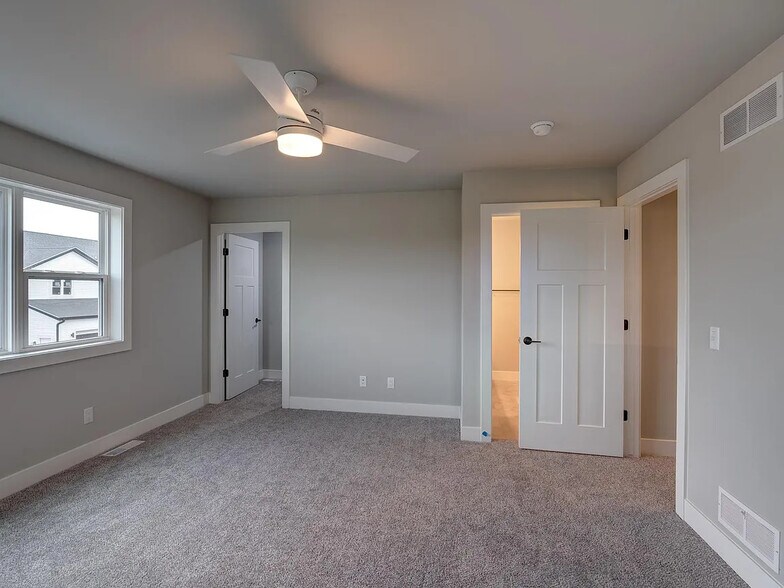 Building Photo - 115 Prairie Heights Dr