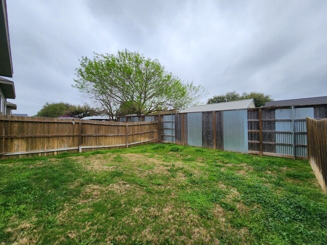 Building Photo - Walk to Historic Gruene / Fridge Included/ Gas Cooking / Fenced in Yard / CISD