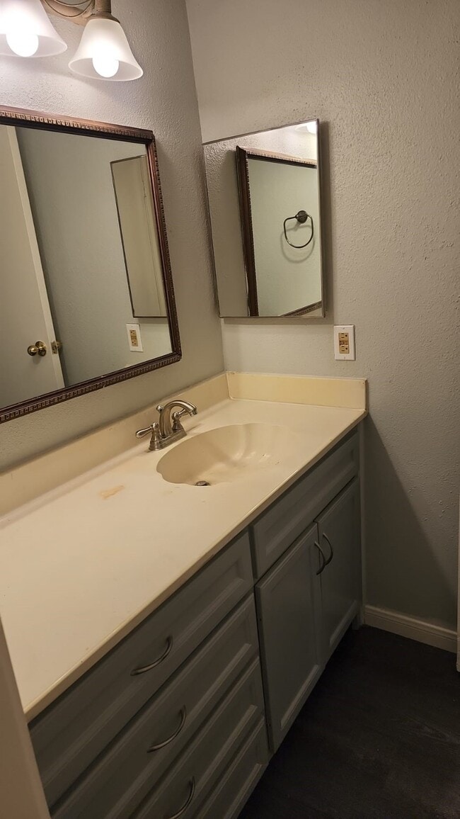 Building Photo - 11201 Lynbrook Dr