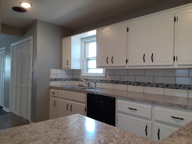 Building Photo - 1214 Glidewell Ave