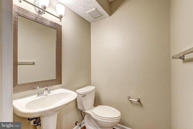 Building Photo - 9306 Vanguard Ct