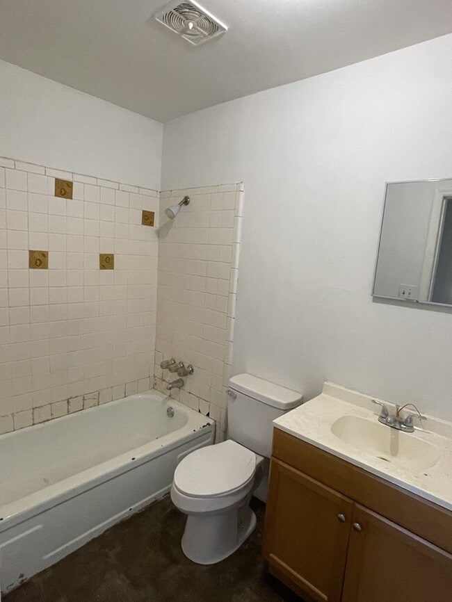 Building Photo - 3 Bedroom 1 Bathroom