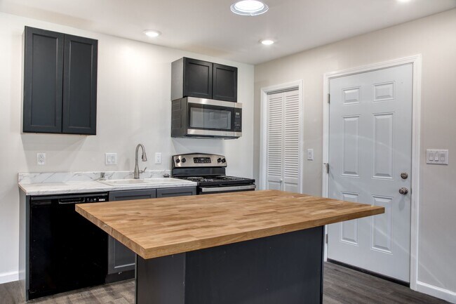Building Photo - Newly Renovated 2 Bedroom 2 Bath Condo / G...