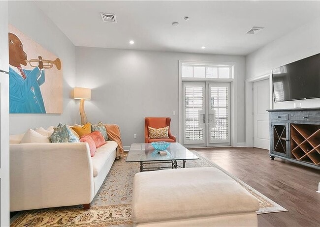 Building Photo - 731 St Charles Ave