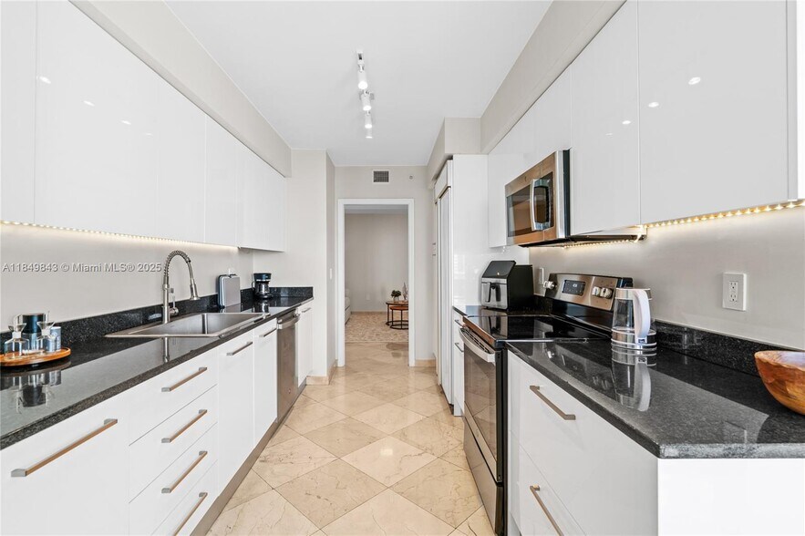 Building Photo - 16500 Collins Ave