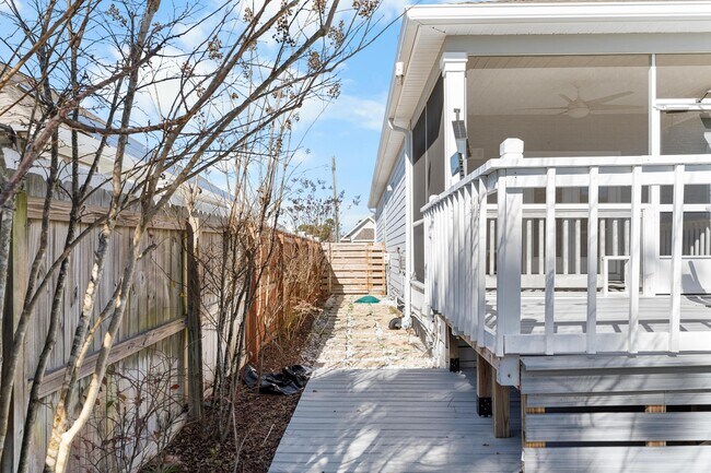 Building Photo - 590 Las Roblas Grande Dr