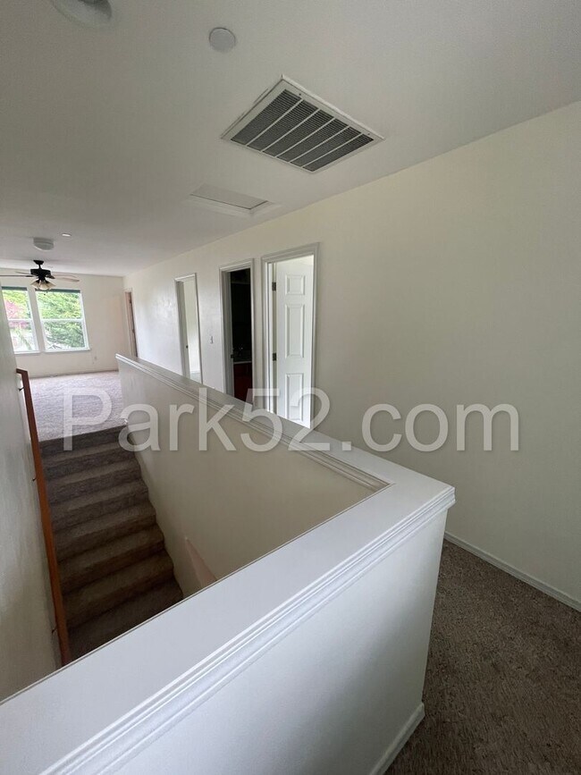 Building Photo - Spacious 4 Bedroom Home in DuPont