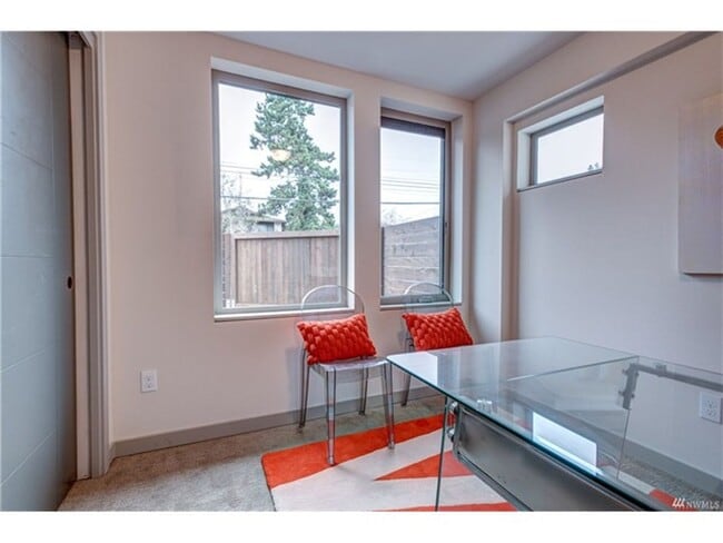 Building Photo - 3Bd/2.5Ba Seattle Townhome