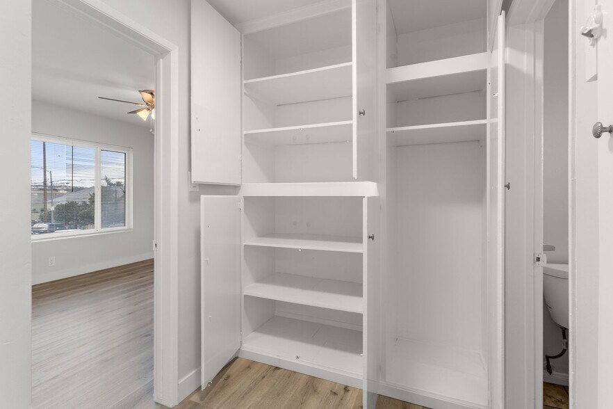 Building Photo - 621 Cerritos Ave