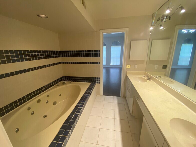 Building Photo - 2000 Fairview Ave