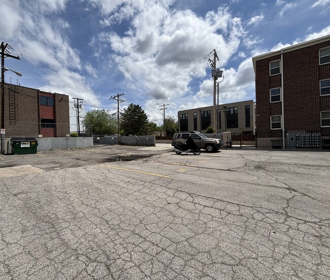 Building Photo - 514 E 500 S