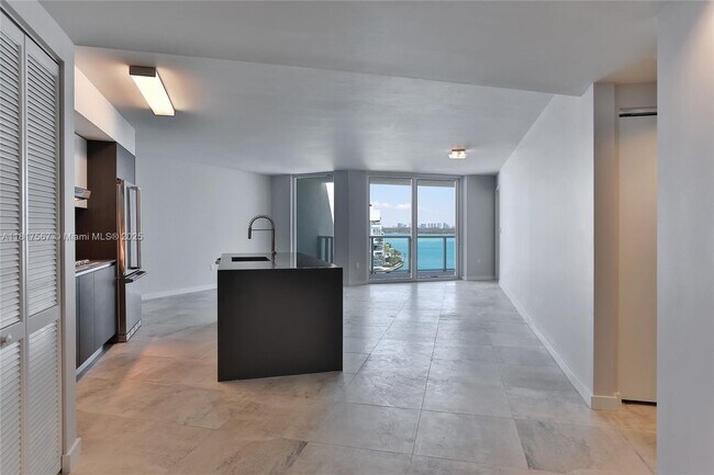 Building Photo - 9821 E Bay Harbor Dr