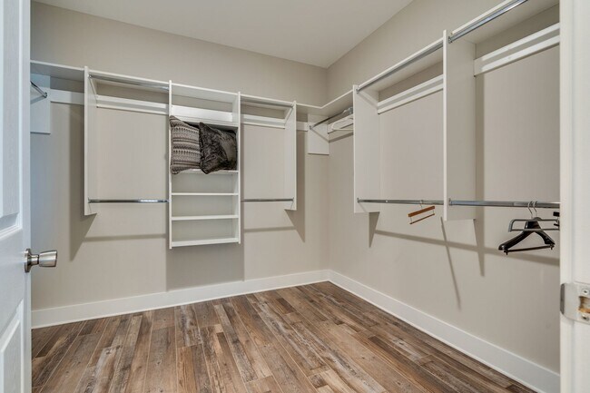 Building Photo - Beautifully Furnished Executive Home – Fle...