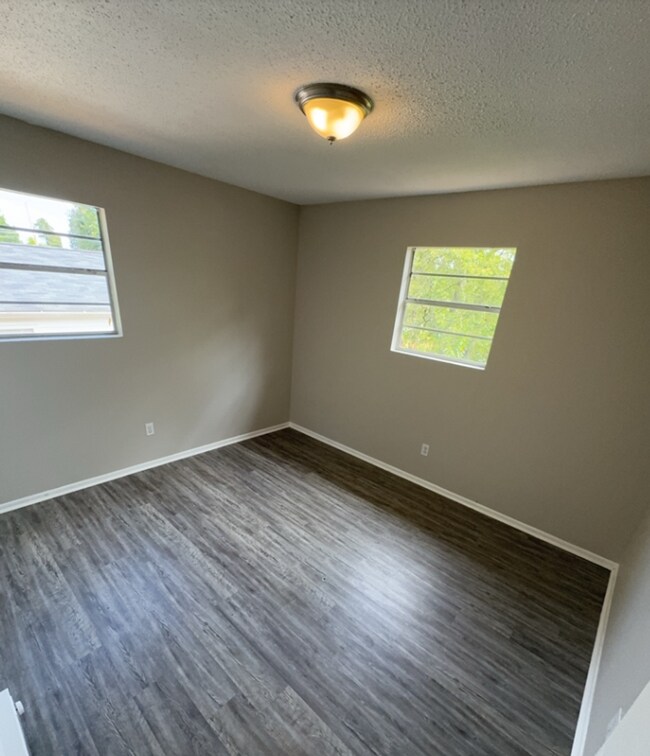 Building Photo - Updated 3 bed 1 bath in Brainerd! Vouchers Accepted! Leasing Specials Available!