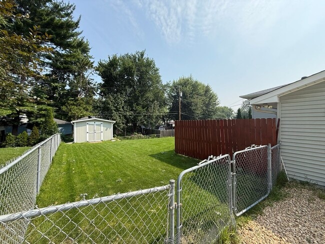 Building Photo - Modern 4 bed 2 Bath Split Level Single Fam...
