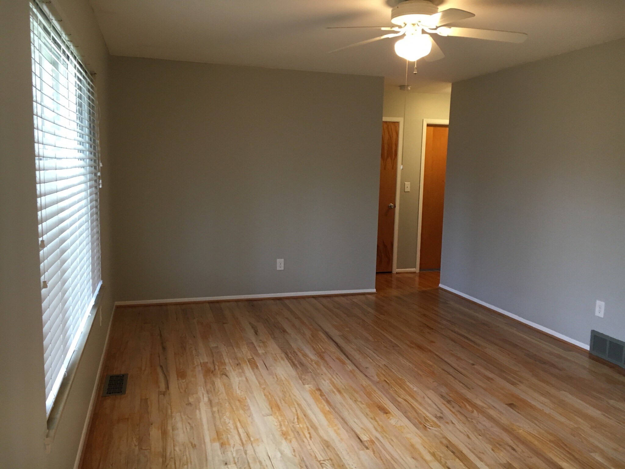 Living room - 3160 Fernwood Ave