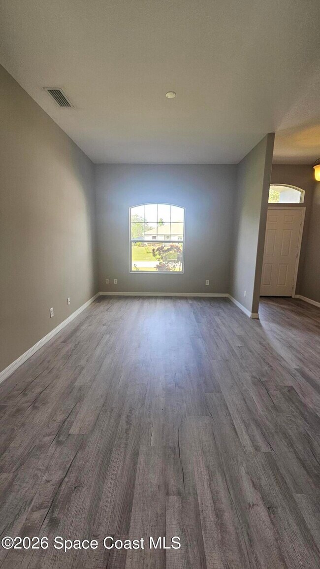 Building Photo - 1024 Westport St SE