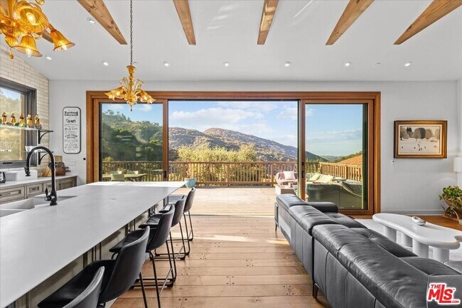 Building Photo - 2373 Tuna Canyon Rd