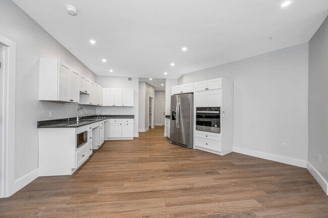 Building Photo - 241 W 6th St