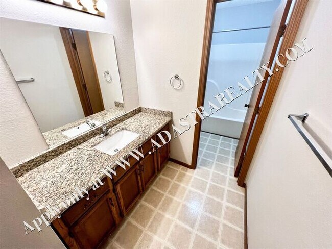 Building Photo - MOVE IN SPECIAL!!! Spacious Duplex in Lee's Summit-Available NOW!! MOVE IN SPECIAL $300 OFF 2nd M...