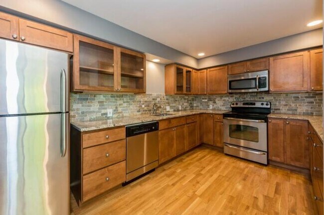 Building Photo - 3 bedroom in Bellevue WA 98007