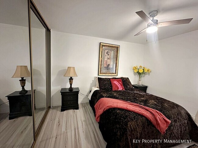 Building Photo - 1405 E Vegas Valley Dr